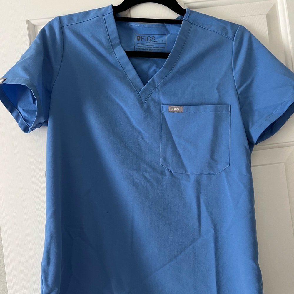Women’s Fig Scrub Top